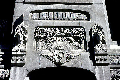 Gevelsteen van Drijfhout en Zoon uit 1912 op de gevel van het gebouw aan de Nes in Amsterdam